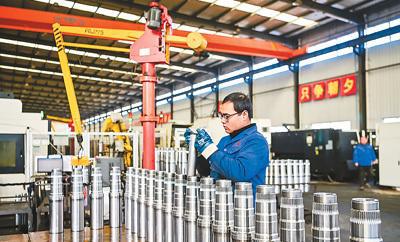 中国制造业规模连续15年全球第一（锐财经）